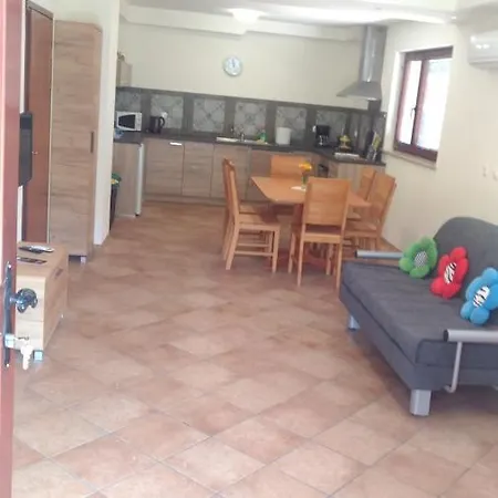 Apartma Lara *